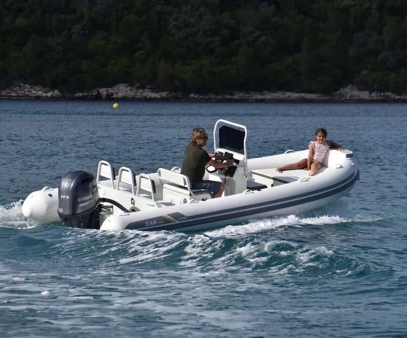Zar Mini LUX 18 RIDER – Embarcación neumática RIB de aluminio de 5,50 m Zar Mini LUX 18 RIDER – Embarcación neumática RIB de aluminio de 5,50 m