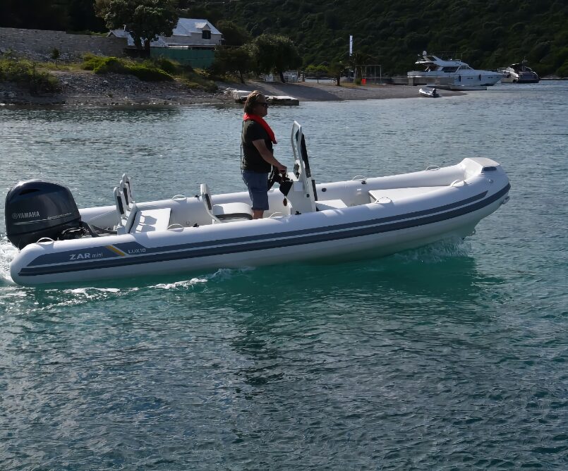 Zar Mini LUX 18 RIDER – Embarcación neumática RIB de aluminio de 5,50 m Zar Mini LUX 18 RIDER – Embarcación neumática RIB de aluminio de 5,50 m