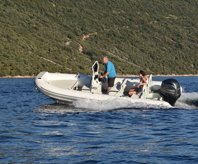 Zar Mini LUX 18 RIDER – Embarcación neumática RIB de aluminio de 5,50 m Zar Mini LUX 18 RIDER – Embarcación neumática RIB de aluminio de 5,50 m