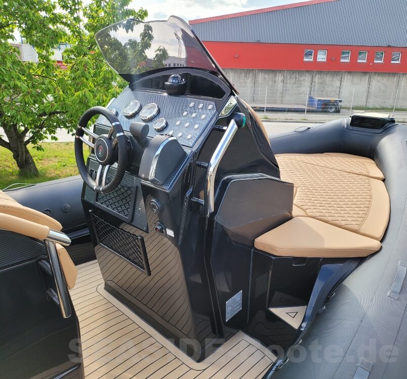 SPX RIB 24 Dinette con equipamiento especial y motor Mercury de 300 CV SPX RIB 24 Dinette con equipamiento especial y motor Mercury de 300 CV