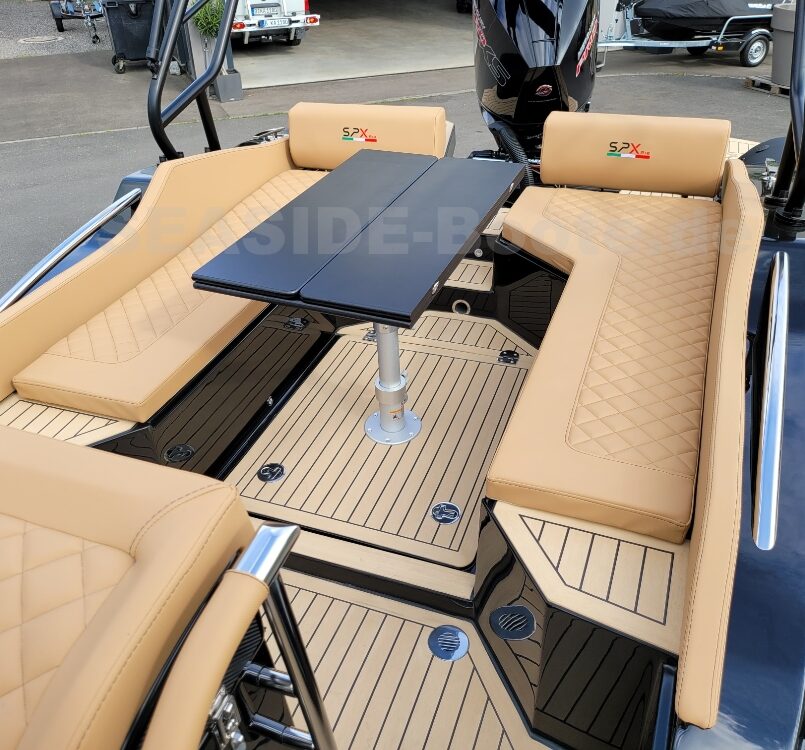 SPX RIB 24 Dinette con equipamiento especial y motor Mercury de 300 CV SPX RIB 24 Dinette con equipamiento especial y motor Mercury de 300 CV